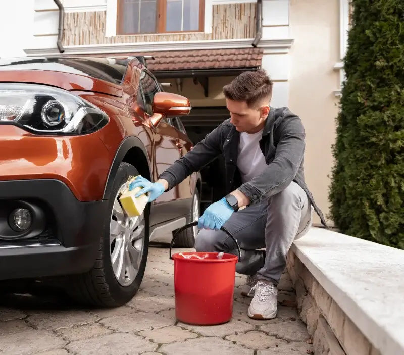 Lavage auto à domicile Pont-à-Vendin : professionnel intervenant sur un véhicule